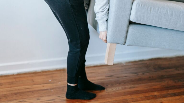 Parquet qui bouge sous les pas : causes, diagnostic et solutions