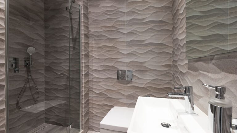 Carrelage 3D effet relief : volume, texture pour petite salle de bain