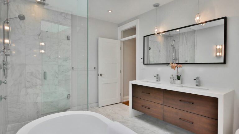 Douche et baignoire en enfilade : aménager l&rsquo;espace de la salle de bain