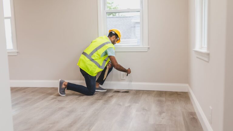 Moisissure sous le lino : causes, dangers et solutions efficaces