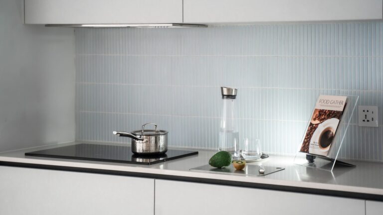 Trace sous verre plaque à induction : causes, illusions optiques et solutions efficaces