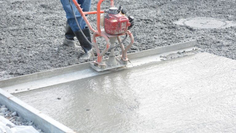 Comment lisser une dalle en béton : méthodes, délais et finitions