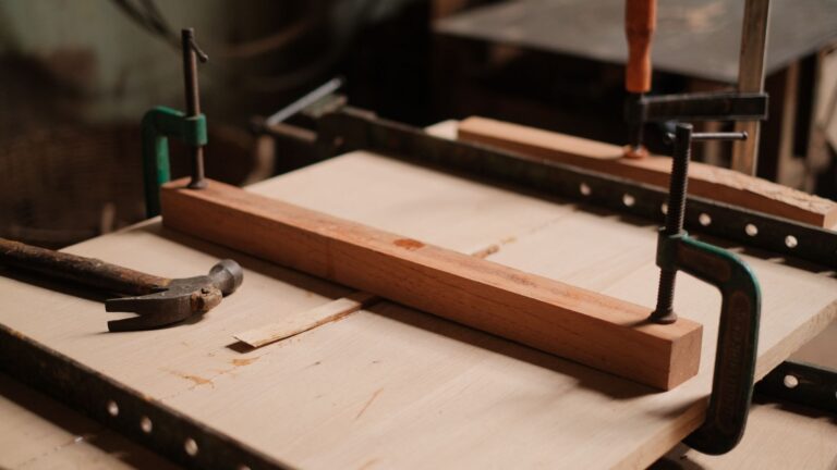 Fabriquer un socle pour poêle à bois : méthodes, matériaux et normes
