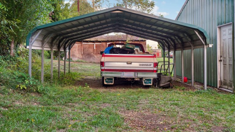 Abri de jardin et carport : deux structures proches, des usages bien distincts