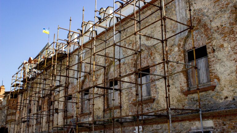 Des fenêtres qui s’ouvraient par grand vent : rénovation des logements de gendarmerie à Thiers enfin lancée