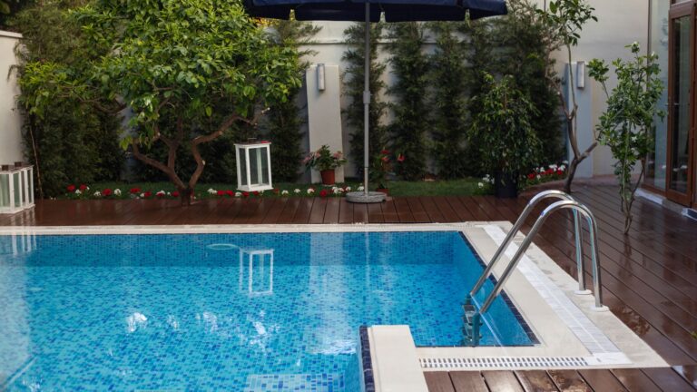 Mini piscine coque : aménager un petit jardin sans perdre le confort ?