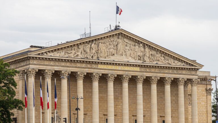 Pavillon de l’Assemblée nationale à 52,8 millions d’euros : Yaël Braun-Pivet tient bon face à la contestation