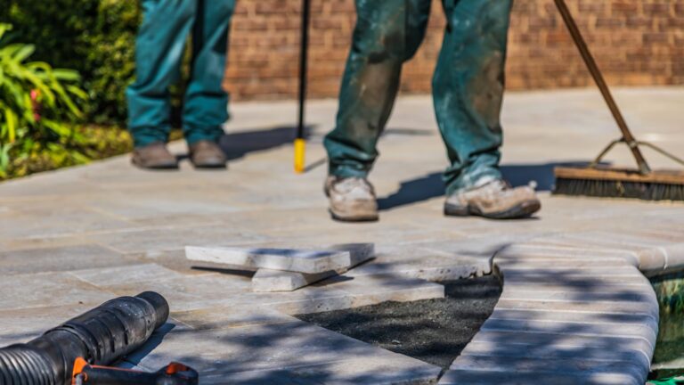 Rénover une terrasse carrelée sans tout arracher : ce que ça implique